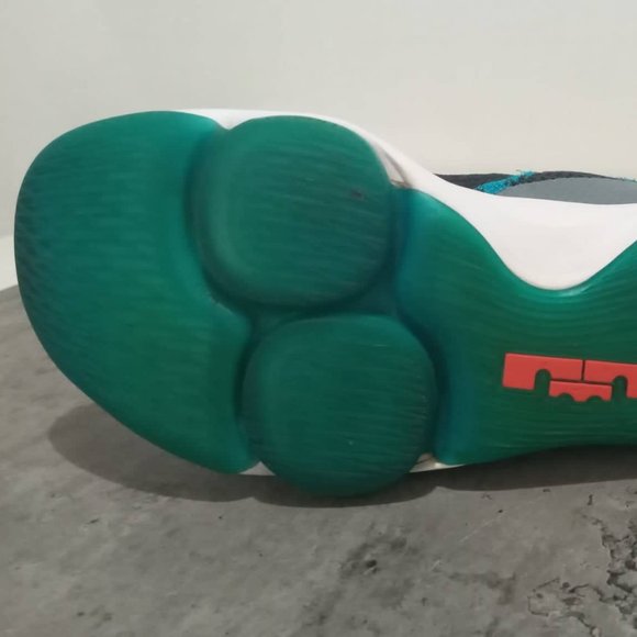 USED LEBRON WITNESS IV SIZE 12 - Picture 8 of 10